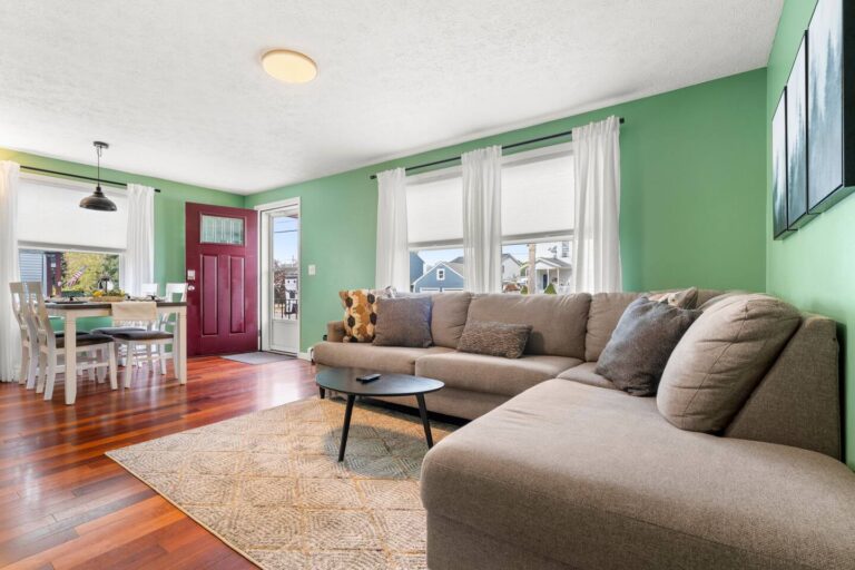Spacious 4 bedroom w/ 3 floors, Sauna, Backyard, Manchester, NH